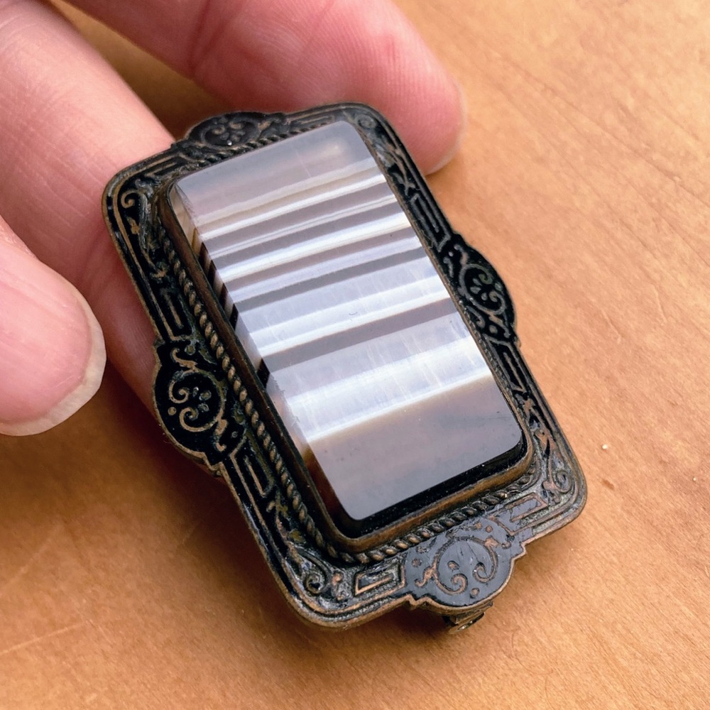 Antique Victorian Biedermeier Brooch with Striped Agate and Meander Pattern - Picture 5 of 16